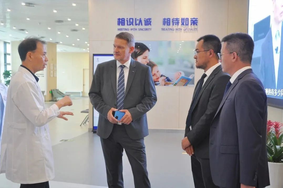 德国卡尔·蔡司全球屈光技术服务中心负责人Dirk Traber先生一行拜访白继眼科(图1)