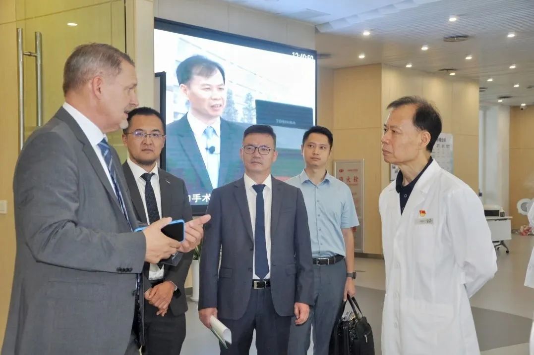德国卡尔·蔡司全球屈光技术服务中心负责人Dirk Traber先生一行拜访白继眼科(图3)
