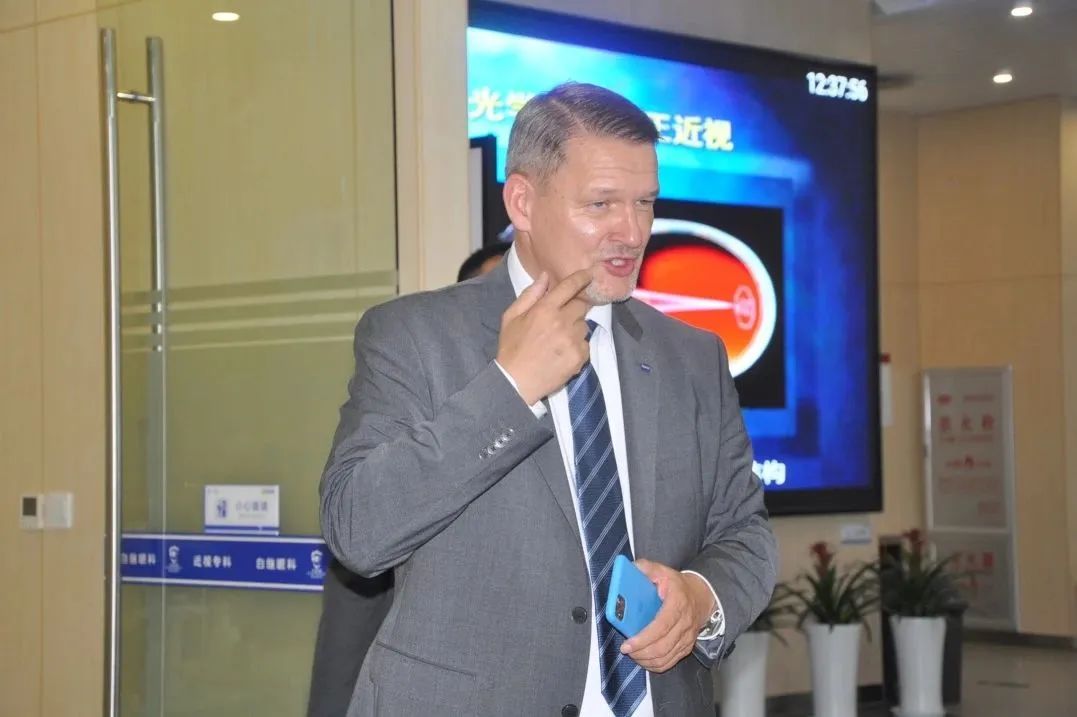 德国卡尔·蔡司全球屈光技术服务中心负责人Dirk Traber先生一行拜访白继眼科(图2)