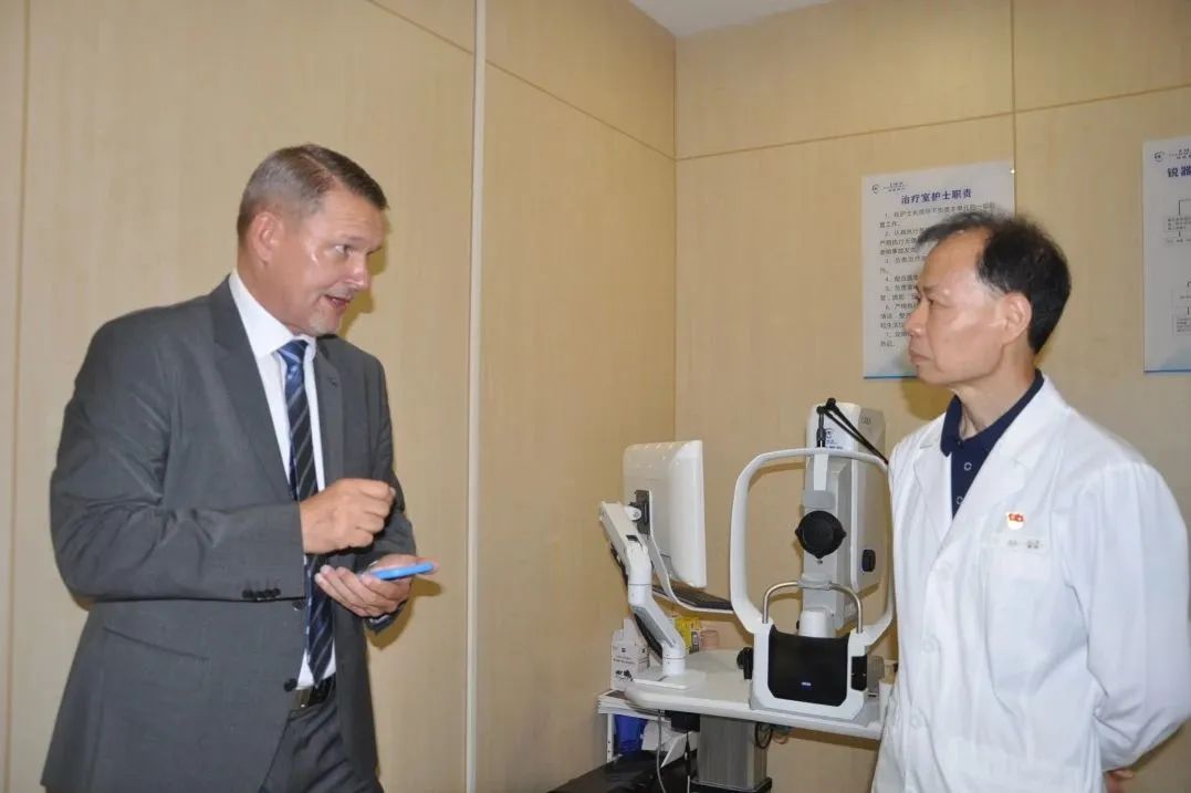德国卡尔·蔡司全球屈光技术服务中心负责人Dirk Traber先生一行拜访白继眼科(图4)