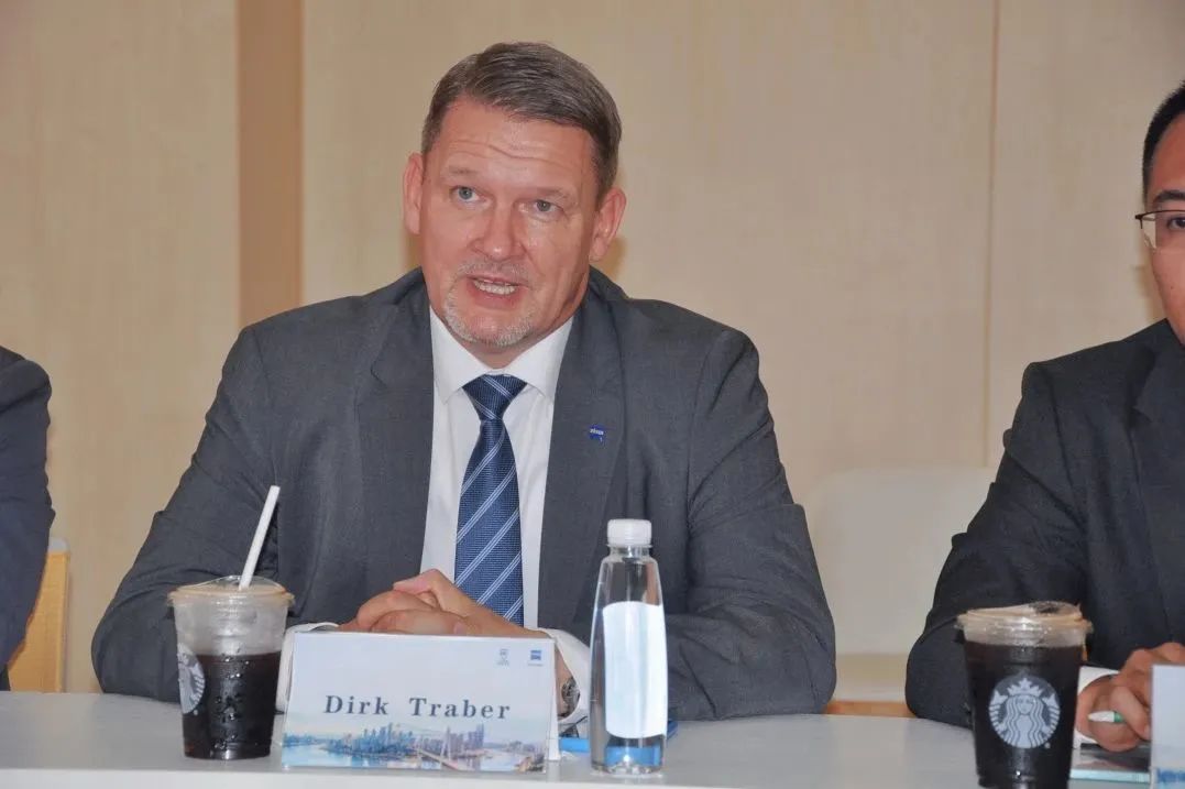 德国卡尔·蔡司全球屈光技术服务中心负责人Dirk Traber先生一行拜访白继眼科(图7)