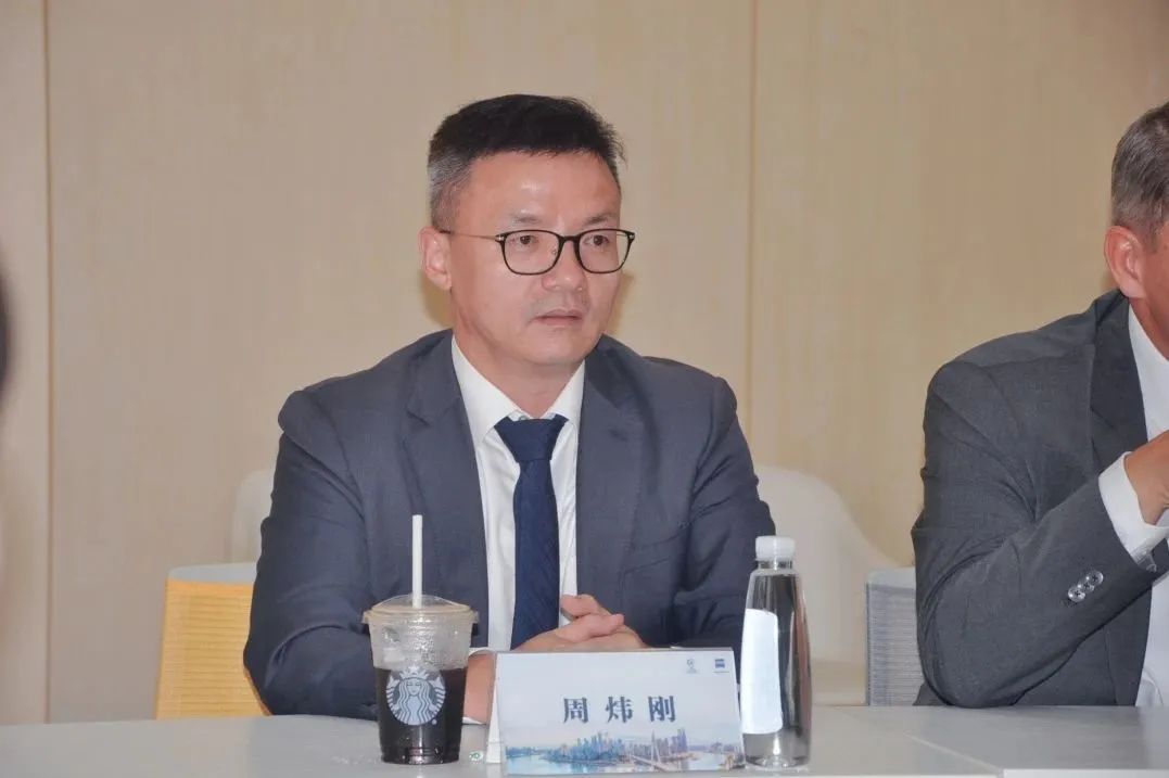 德国卡尔·蔡司全球屈光技术服务中心负责人Dirk Traber先生一行拜访白继眼科(图9)